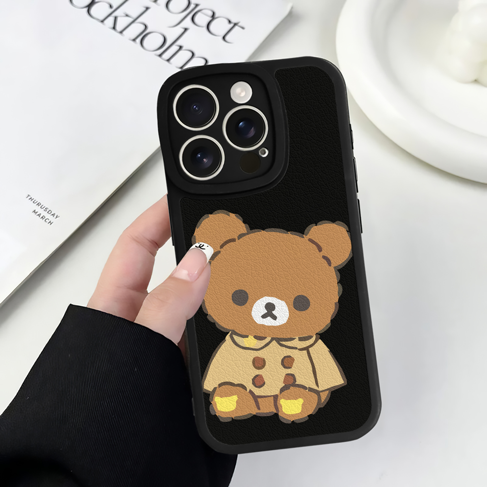（画像用） リラックマ リラックマ キイロイトリ Rilakkuma Korilakkuma Kiiroitori 【iPhone 16シリーズ対応】シリコンスマホケース（レザー調） 材質：シリコン